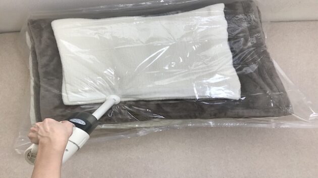 ダイソーの布団圧縮袋を掃除機で圧縮する画像