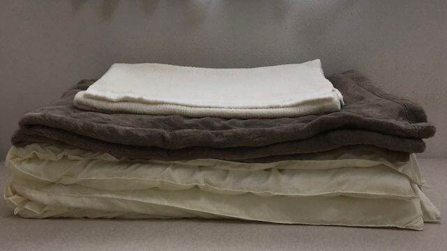 ダイソーの布団圧縮袋に入れる布団と毛布の画像
